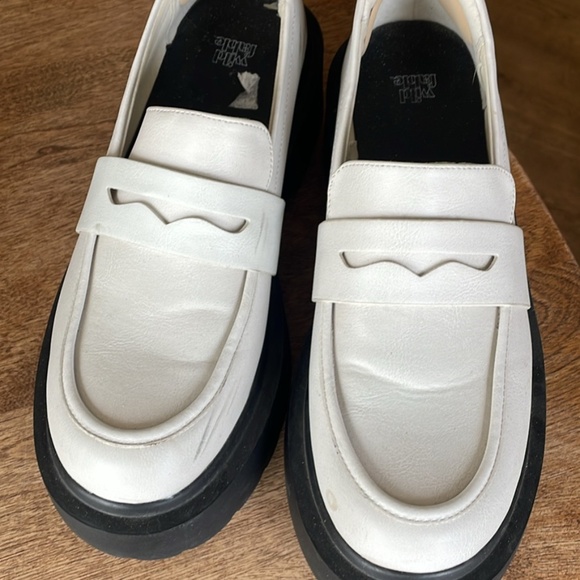 Shoes - Picture 4 of 4